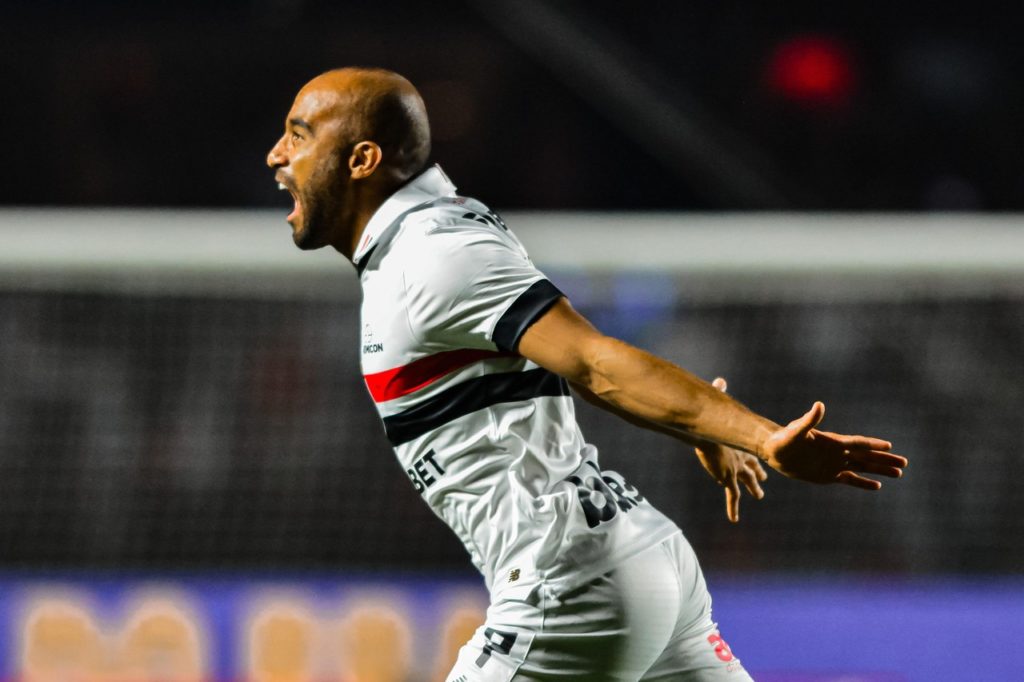 Lucas Moura, do São Paulo, comemorando um gol do time na temporada de 2024.