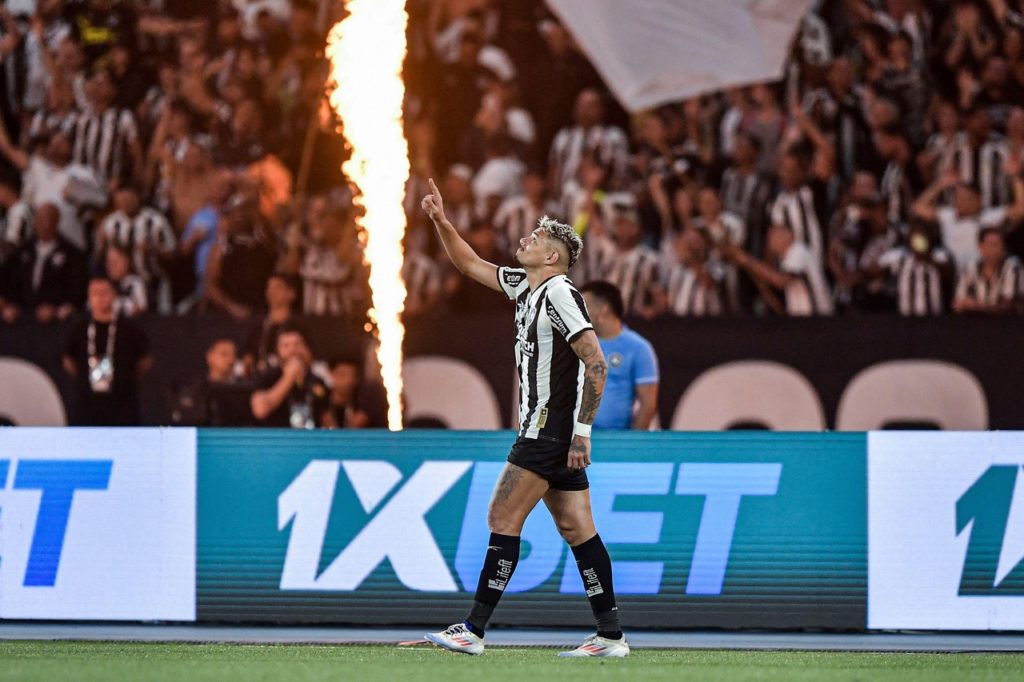 Tiquinho Soares, do Botafogo, comemorando um gol pelo clube na temporada de 2024 do Brasileirão