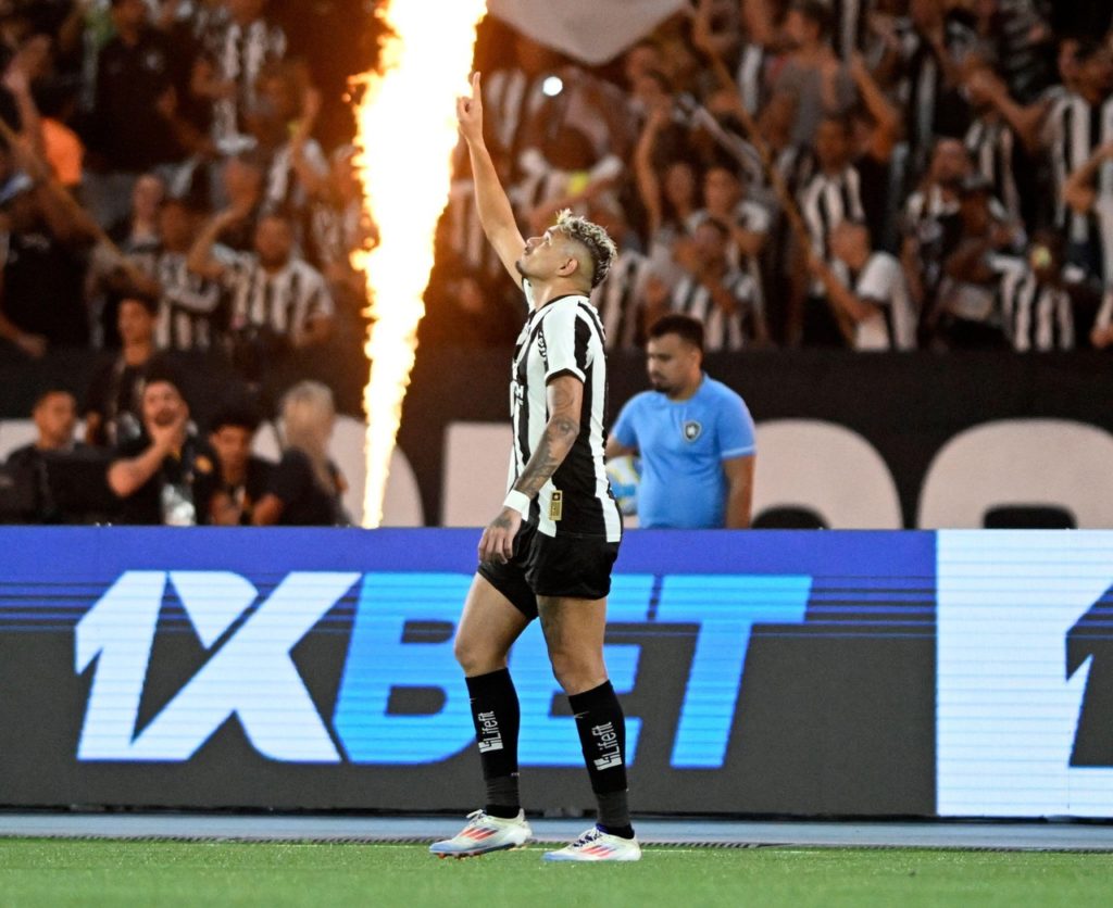 Tiquinho Soares, do Botafogo, comemorando um dos gols marcados pelo time na temporada.