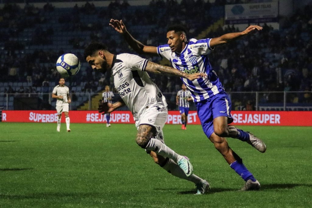 Maurício, do Avaí, disputando a bola com o jogador do time do Ceará.