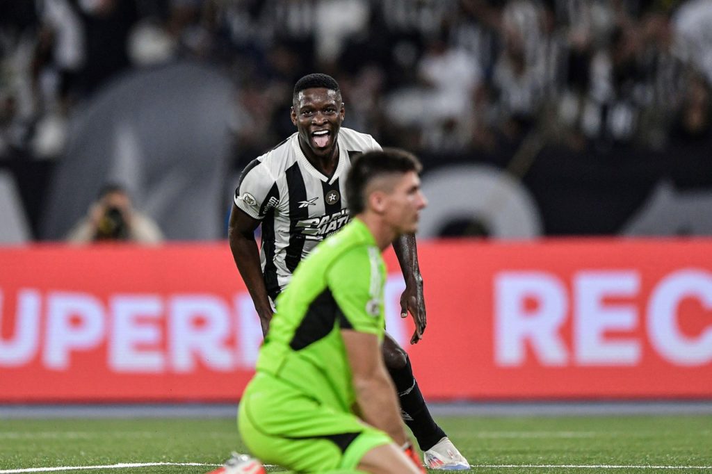 Luiz Henrique, do Botafogo, comemorando um gol pelo time em uma das partidas da temporada de 2024.