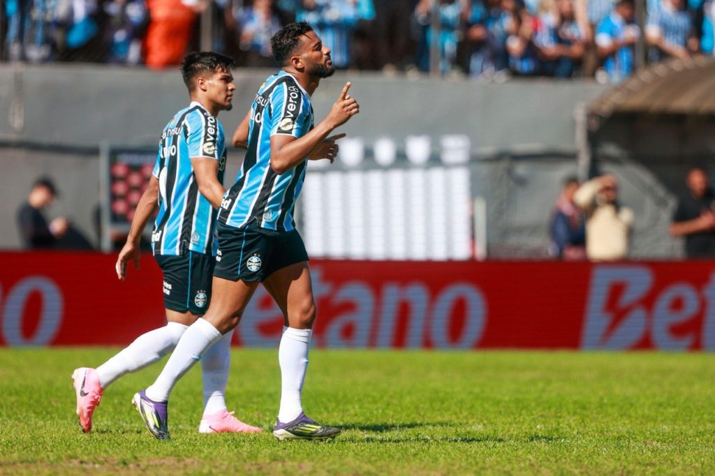 Reinaldo, do Grêmio, comemorando com Arezo um dos gols do Grêmio em uma das rodadas do Brasileiro de 2024.