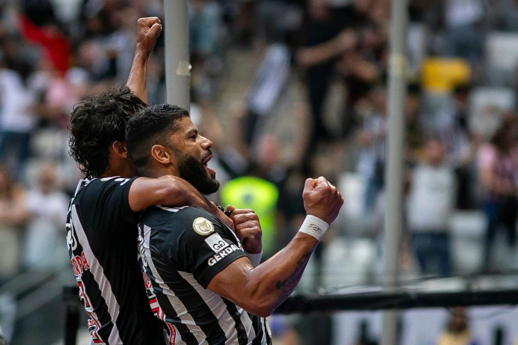 Hulk, do Atlético-MG, comemorando um gol marcado ao lado de Gustavo Scarpa, em um jogo do time no Brasileiro de 2024.