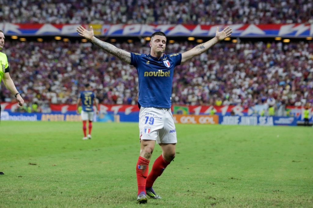 Renato Kayzer, do Fortaleza, comemorando um dos gols do time na rodada do Campeonato Brasileiro de 2024.