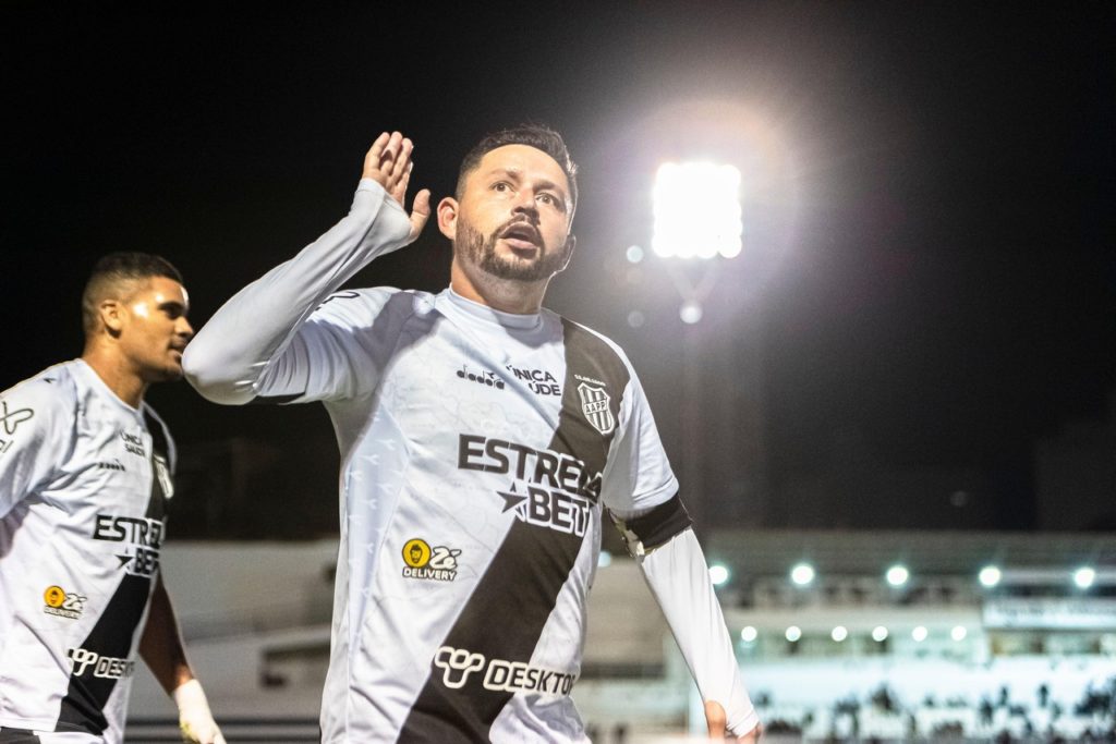 Elvis, da Ponte Preta, comemorando um gol da equipe em uma rodada do Brasileirão da Série B.