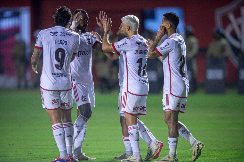 Arrascaeta, do Flamengo, comemorando com os companheiros um dos gols do time em uma rodada do Brasileirão.