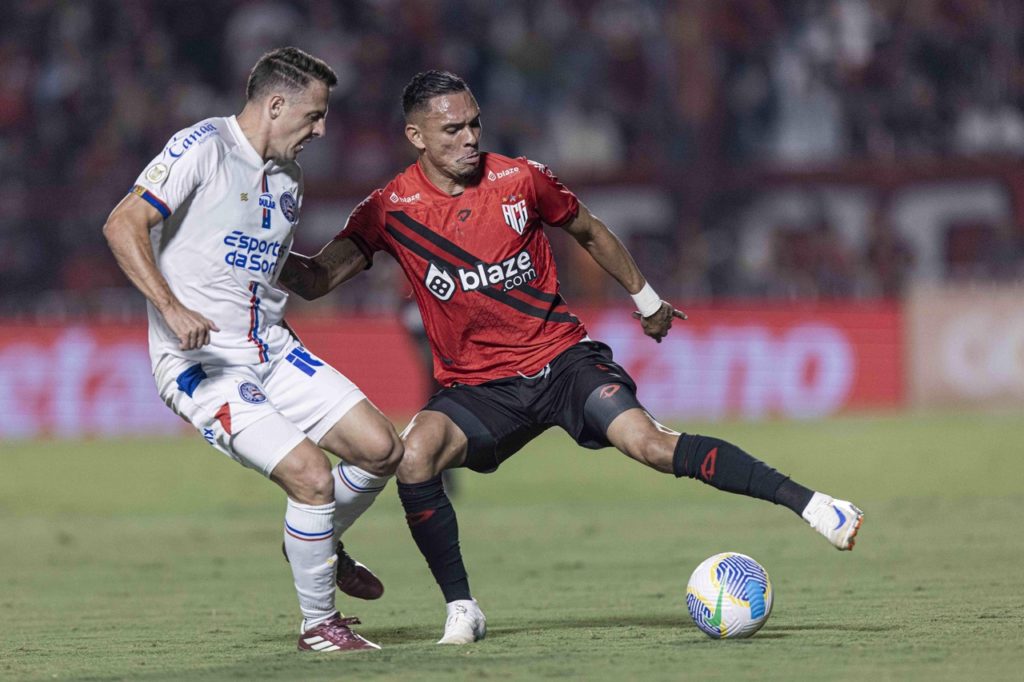 Luiz Fernando, do Atlético-GO, com a bola dominada durante uma partida do time na temporada.