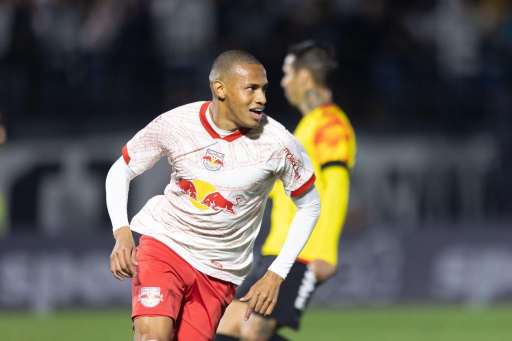 Jhon Jhon, do Bragantino, comemorando um dos gols do time na Copa Sul-Americana.