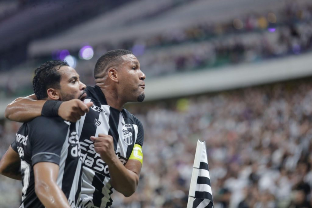 Lourenço, do Ceará, comemorando um dos gols marcados em um jogo da temporada ao lado de Saulo Mineiro.