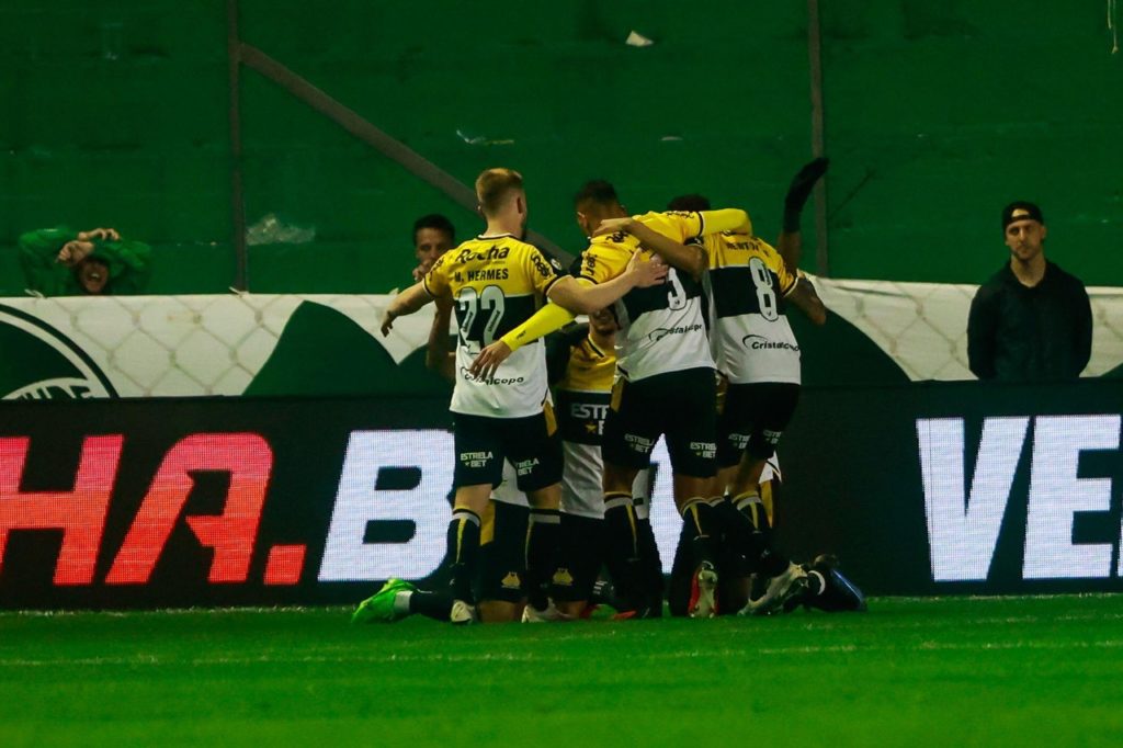 Jogadores do Criciúma comemorando um dos gols do time sobre o Juventude pelo Brasileirão de 2024.