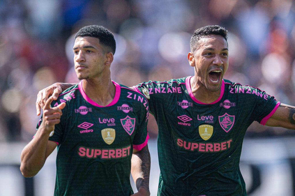 Kauã Elias, do Fluminense, comemorando com um dos companheiros um gol pelo time no Brasileiro de 2024.