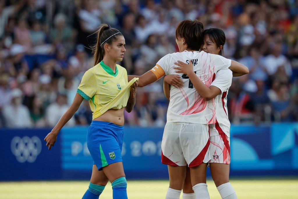 Jheniffer, do Brasil, lamentando um gol levado pela seleção brasileira nos Jogos Olímpicos de Paris.