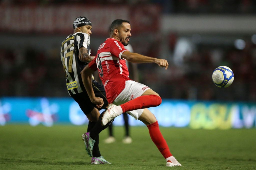 Anselmo Ramon, do CRB, disputa a bola com um adversário em um dos jogos do time na temporada.