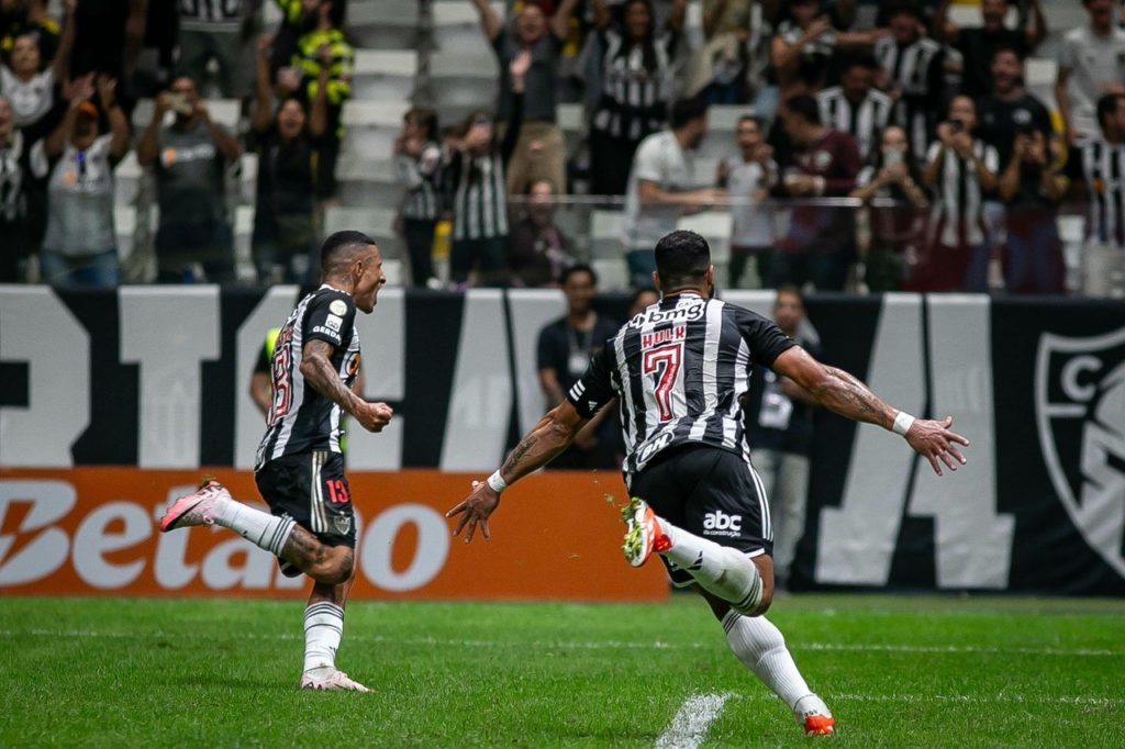 Hulk, do Atlético-MG, comemorando um dos gols do jogo contra o Corinthians pelo Brasileiro de 2024.