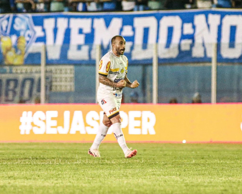 Rodolfo, do Novorizontino, comemorando um dos gols marcados pelo time na Série B do Brasileirão.