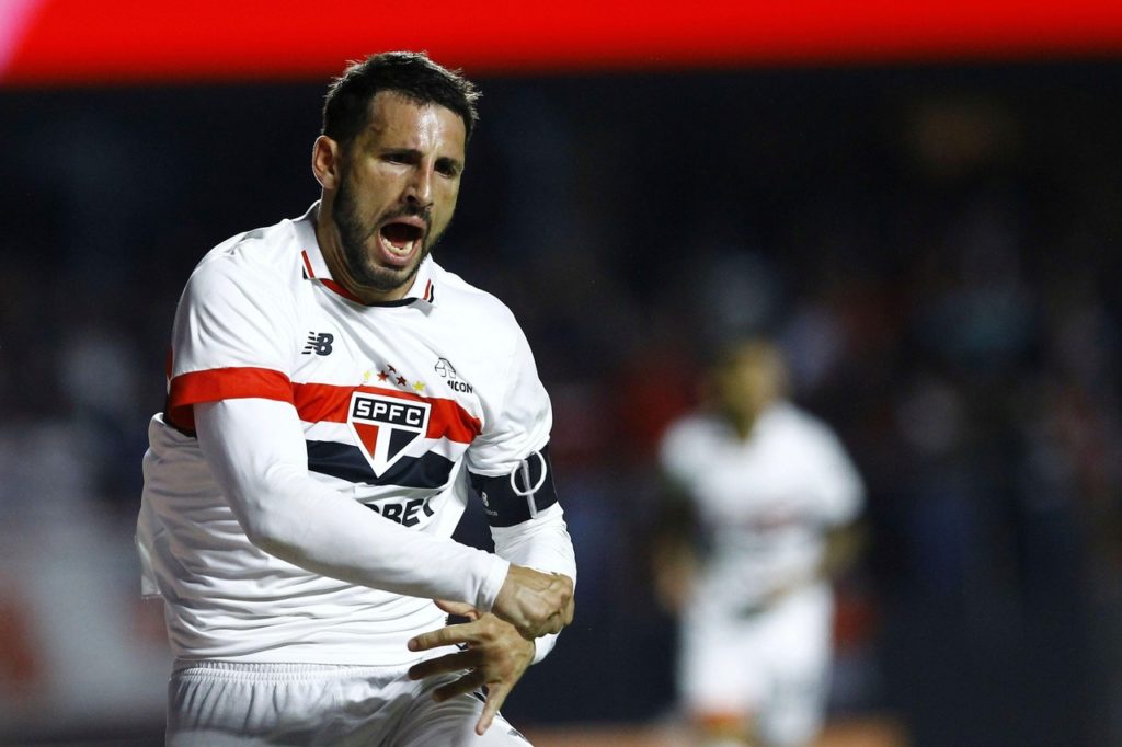 Calleri, do São Paulo, comemorando um gol do time em um jogo pela Copa do Brasil.