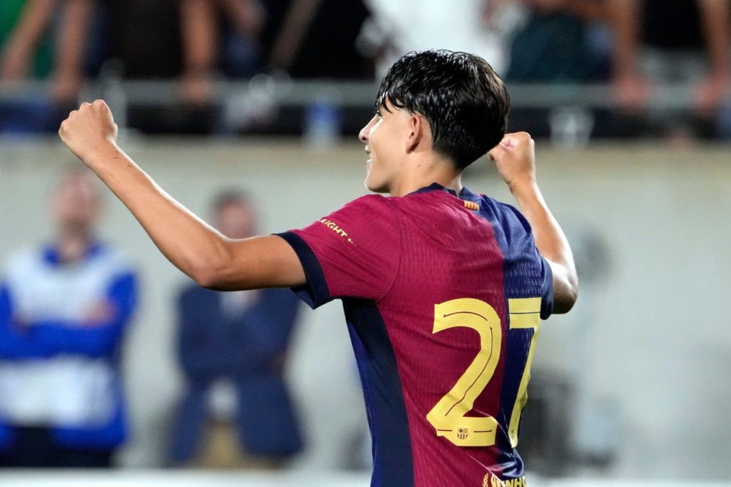 Toni Fernández, do Barcelona, comemorando um gol com a camisa do clube.