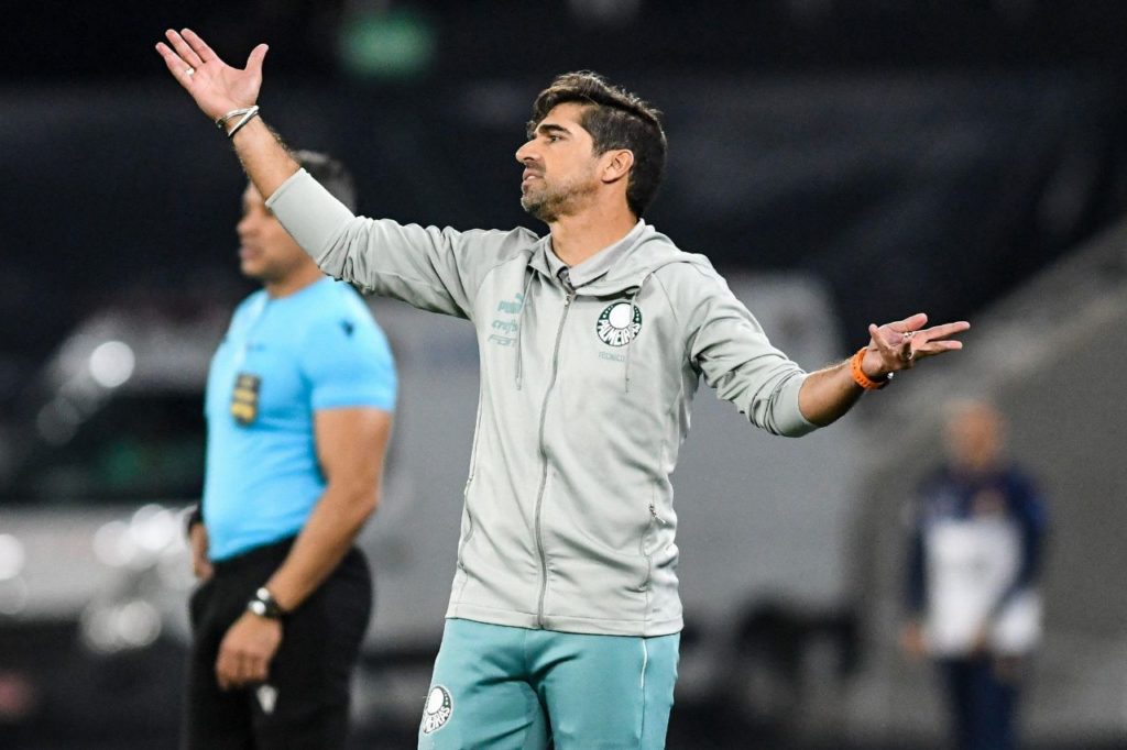 Técnico Abel Ferreira no comando do Palmeiras em jogo do Campeonato Brasileiro