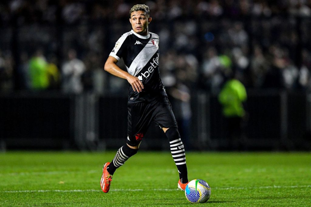 Atacante Adson em jogo do Vasco com a bola nos pés