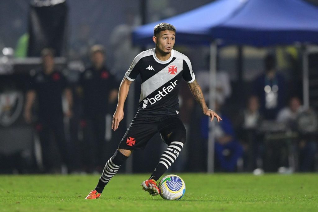 Atacante Adson em jogo do Vasco no Brasileirão