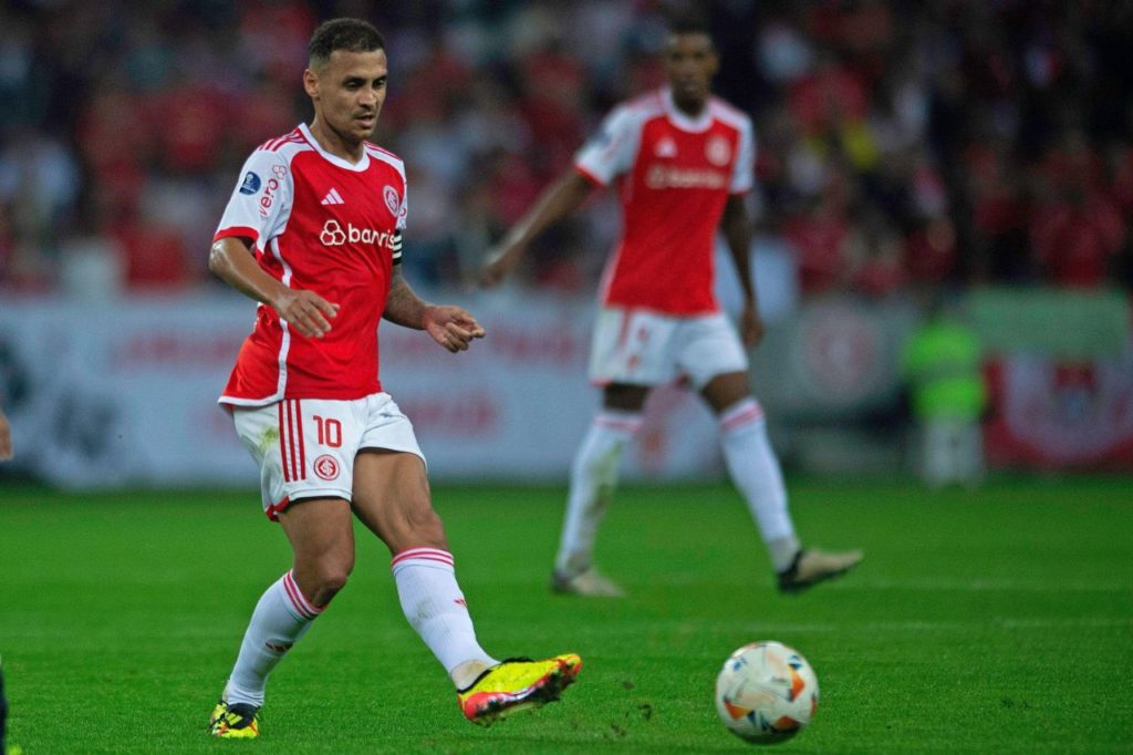 Meia Alan Patrick em jogo do Inter no Beira-Rio