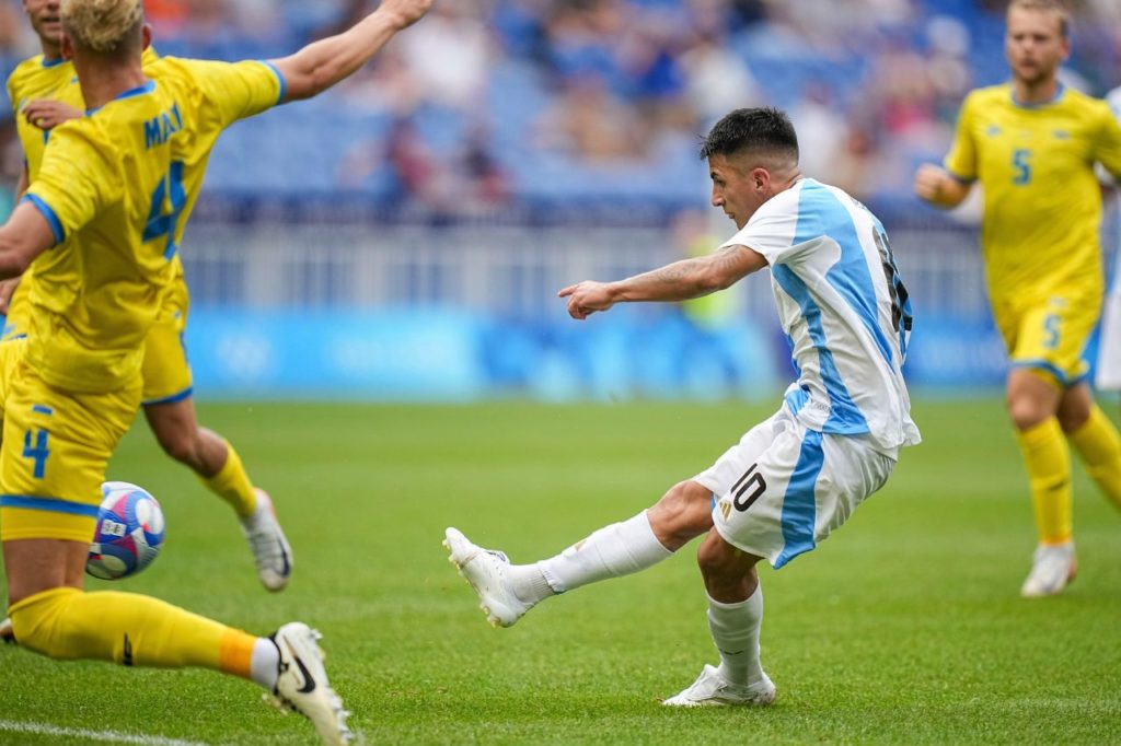 Thiago Almada chuta para marcar um golaço para a Argentina na vitória sobre a Ucrânia nos Jogos Olímpicos de Paris-2024