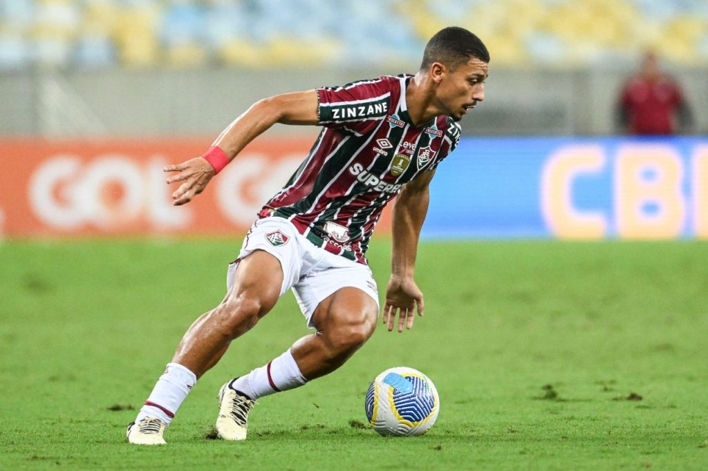 Volante André em jogo do Fluminense no Brasileirão