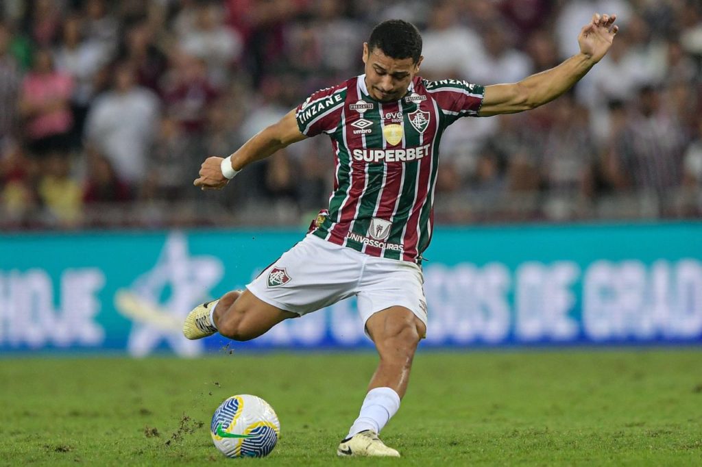 Volante André em jogo do Fluminense no Maracanã