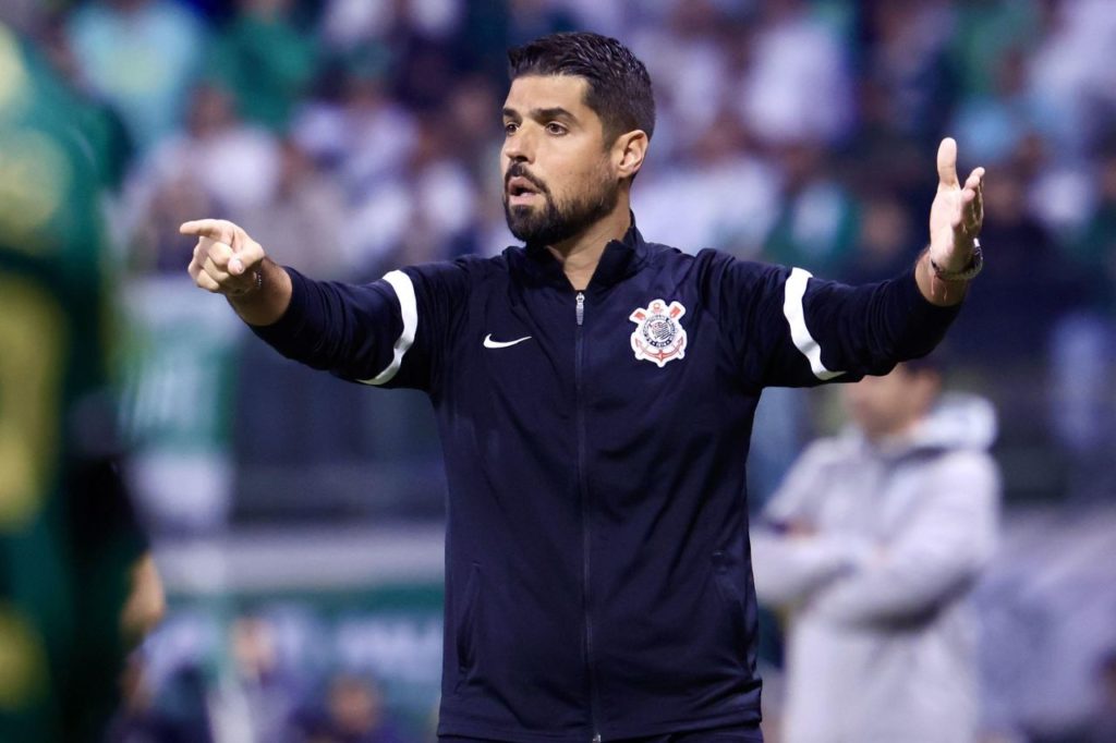 Técnico António Oliveira no comando do Corinthians no clássico com o Palmeiras