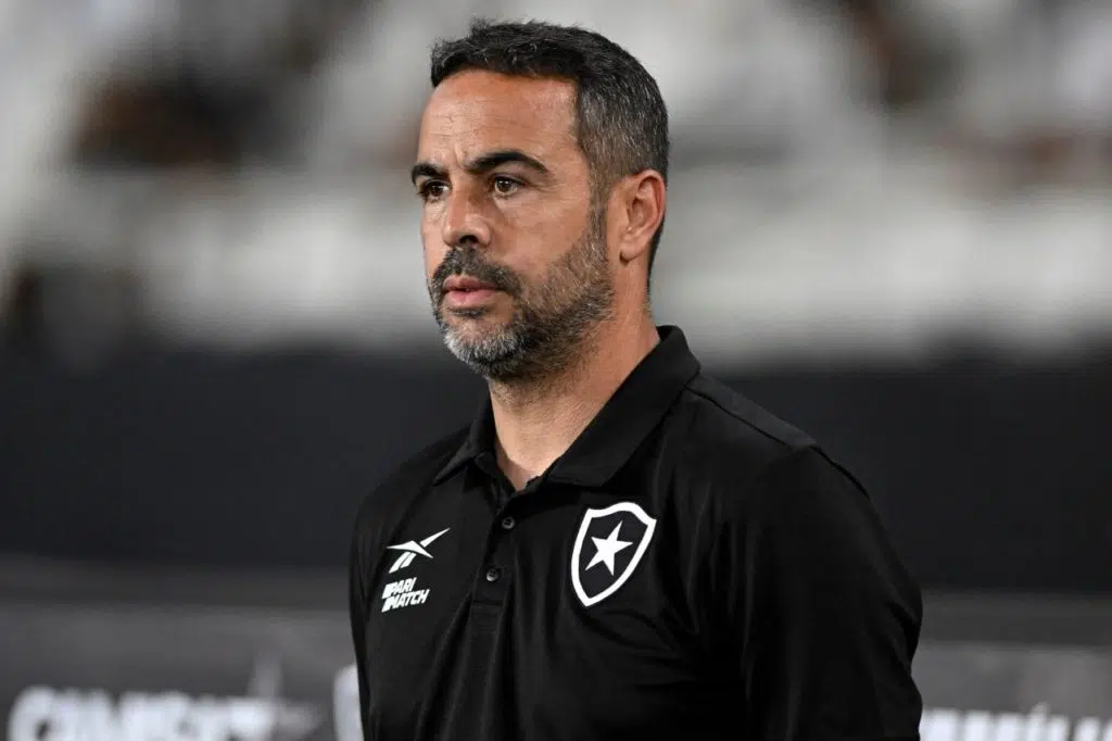 Técnico Artur Jorge comanda do Botafogo no Brasileiro