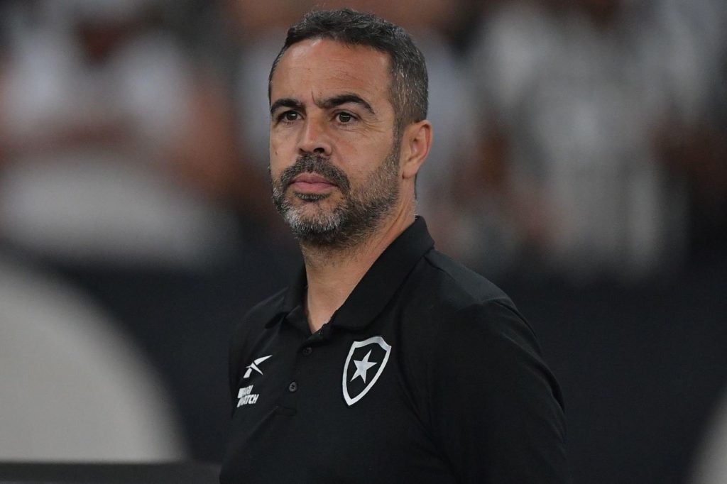 Técnico Artur Jorge no comando do Botafogo no Brasileiro