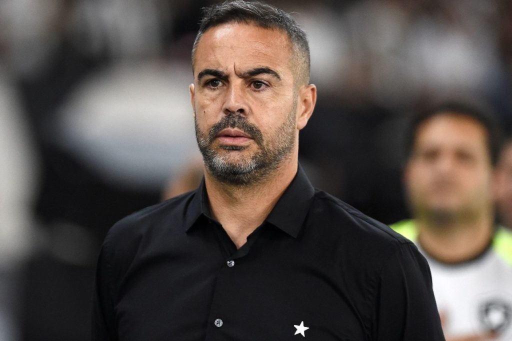 Técnico Artur Jorge no comando do Botafogo em jogo do Brasileiro