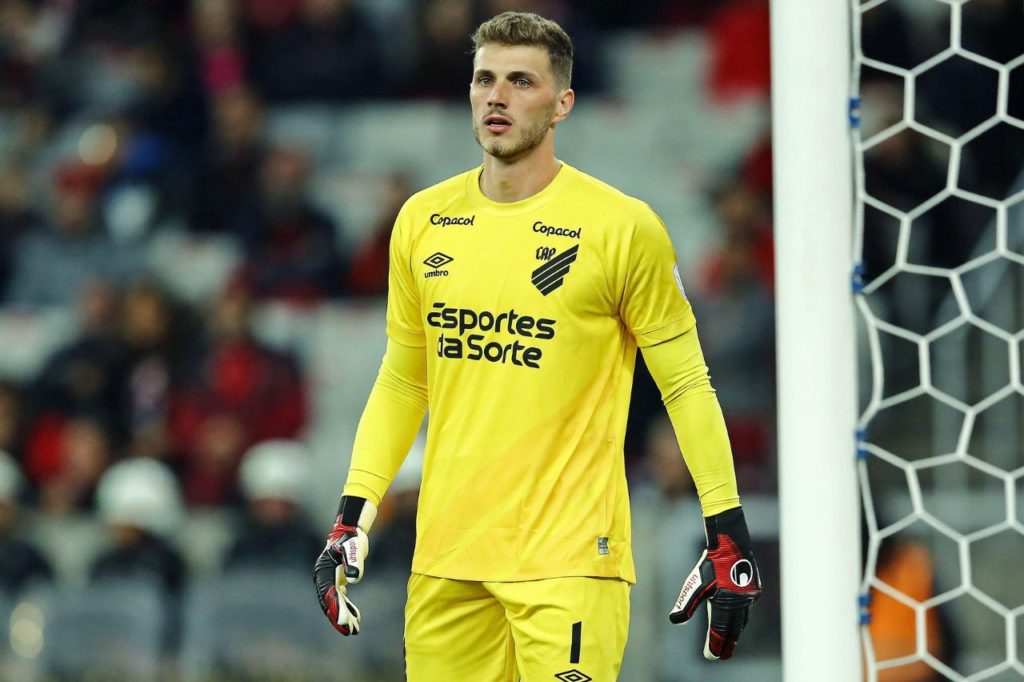 Goleiro Bento em jogo do Athletico Paranaense na Arena da Baixada