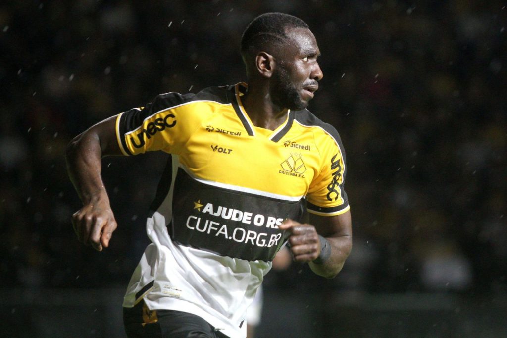 Centroavante Bolasie em jogo do Criciúma no Campeonato Brasileiro