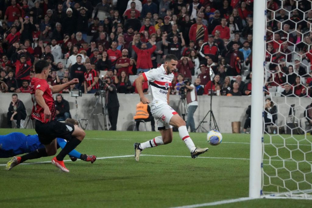 Argentino Calleri faz o gol da vitória do São Paulo sobre o Athletico