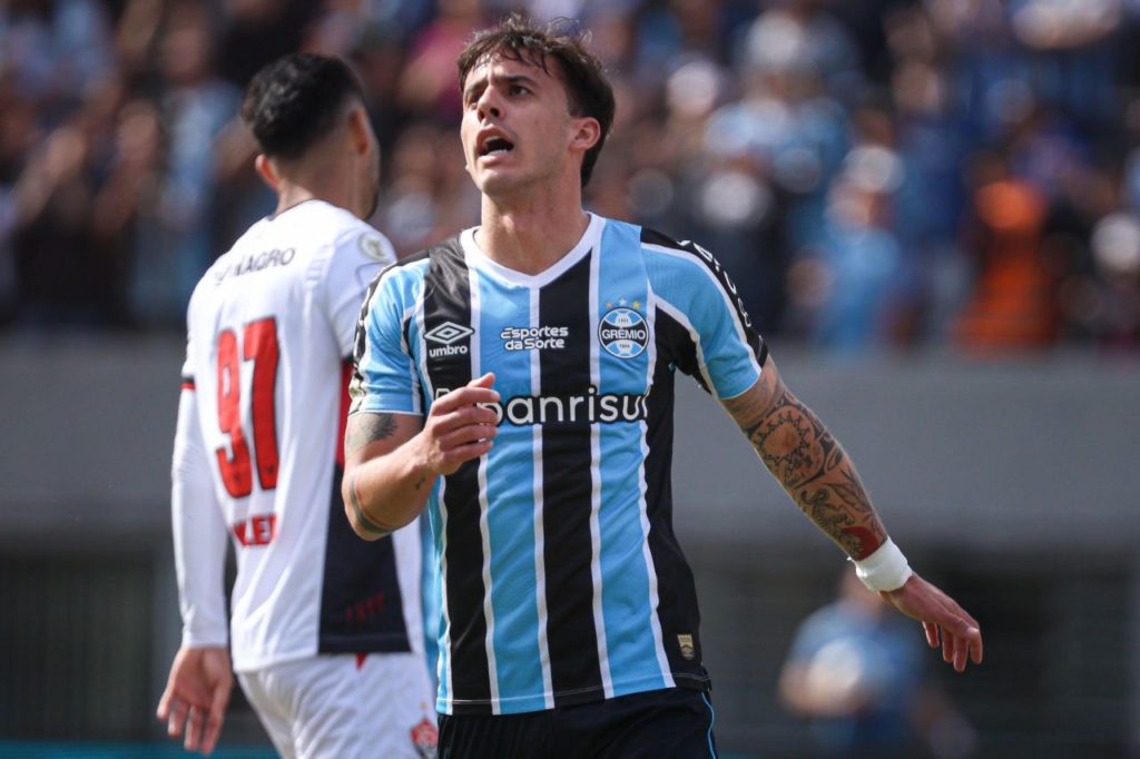 Meio-campista uruguaio Felipe Carballo em jogo do Grêmio