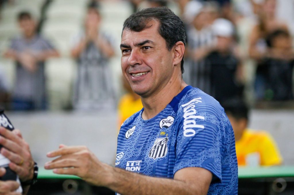 O técnico Fábio Carille no comando do Santos no Brasileiro Série B