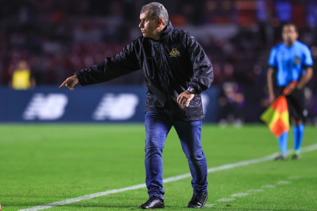 Técnico Cláudio Tencati no comando do Criciúma em jogo do Brasileirão