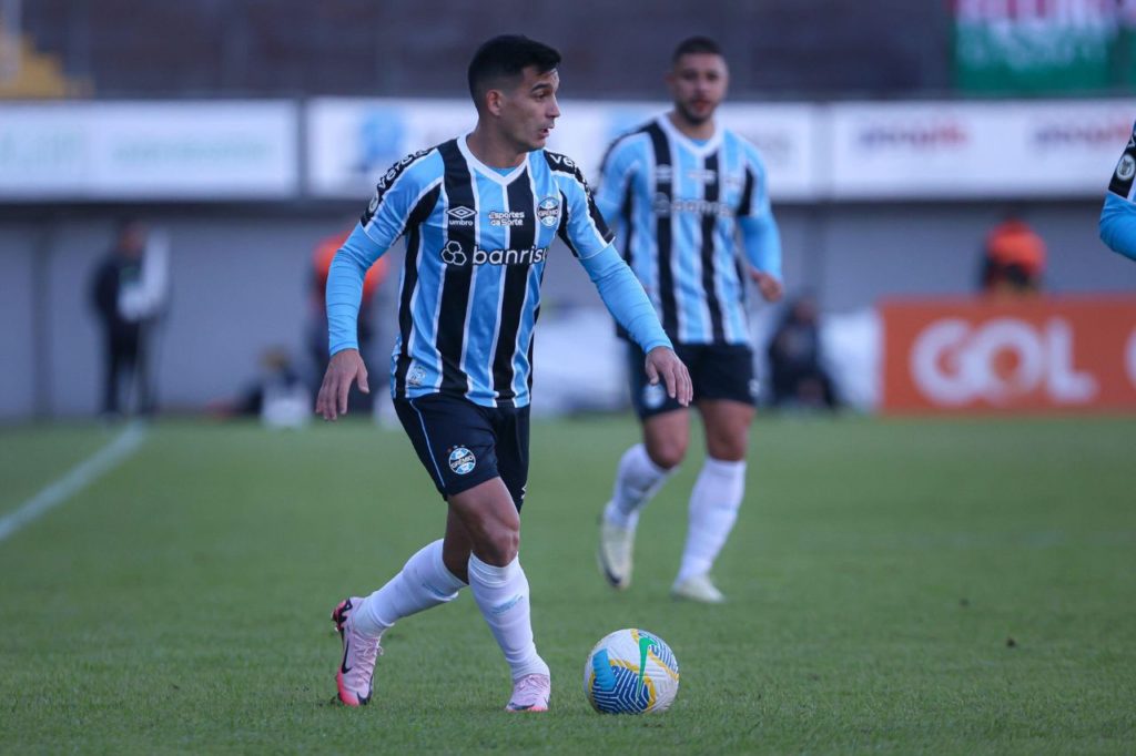 Meia Cristaldo em jogo do Grêmio no Brasileirão