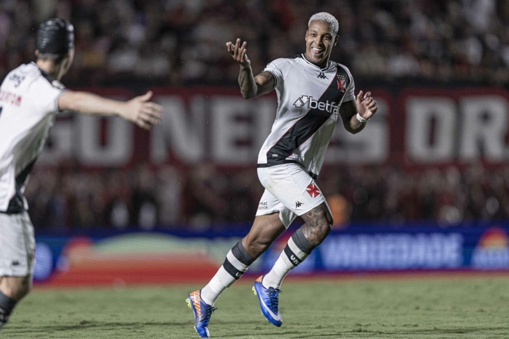 David comemora gol do Vasco na vitória sobre o Atlético-GO pelo Brasileirão