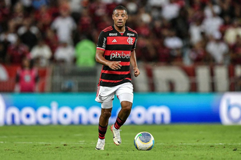 O meia uruguaio De La Cruz em jogo do Flamengo no Maracanã