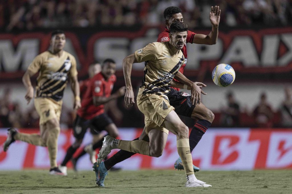 Atacante Lucas Di Yorio em ação pelo Athletico-PR no jogo contra o Atlético-GO