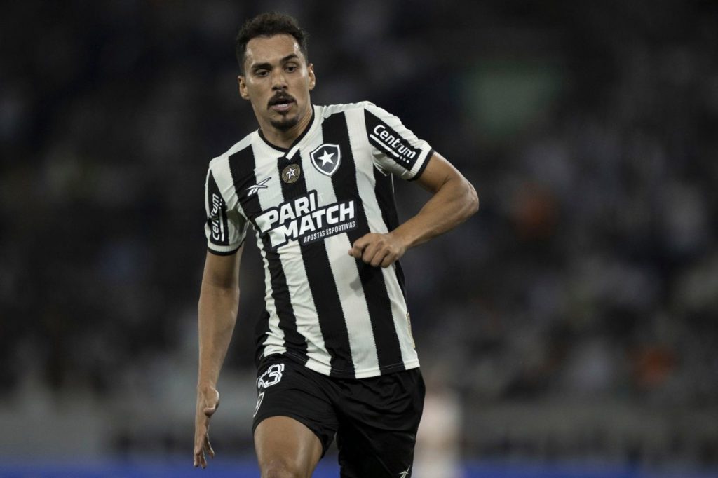 Meia Eduardo em jogo do Botafogo no Brasileirão