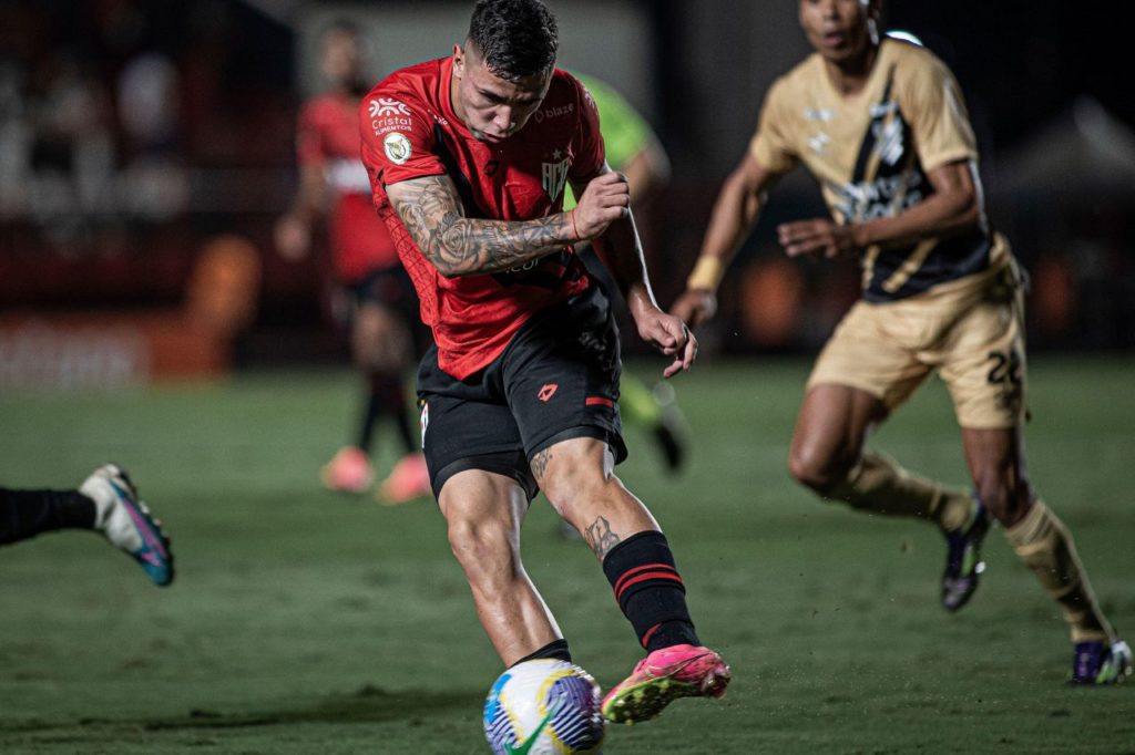 Atacante Emiliano Rodríguez em jogo do Atlético Goianiense