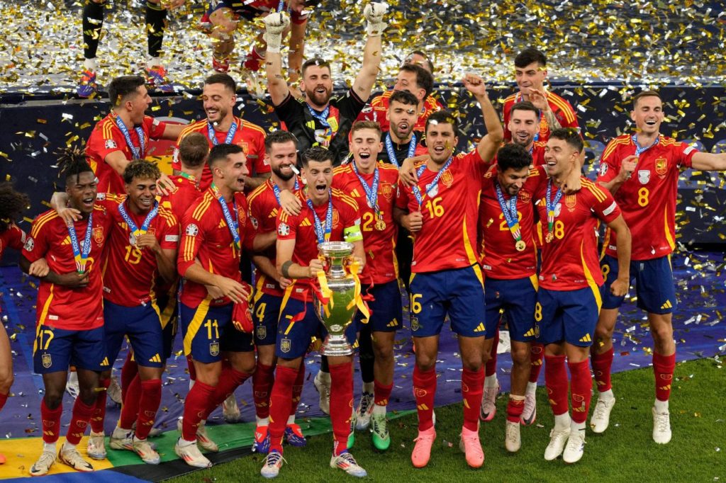 Jogadores da seleção espanhola com a taça da Euro 2024