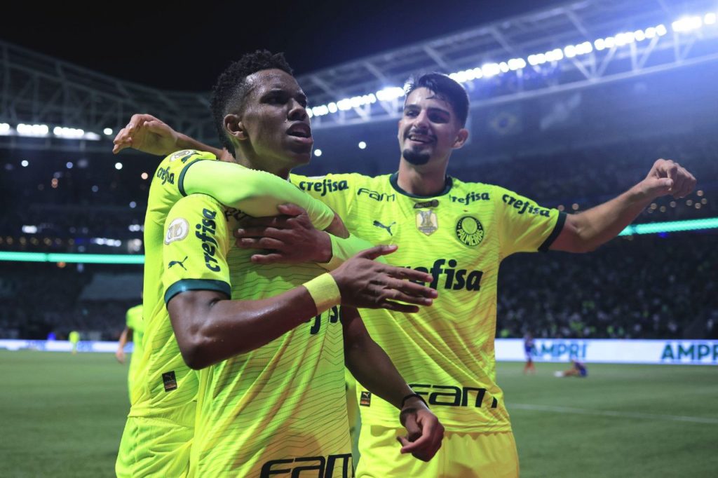 Estêvão comemora gol do Palmeiras na vitória sobre o Bahia no Allianz Parque