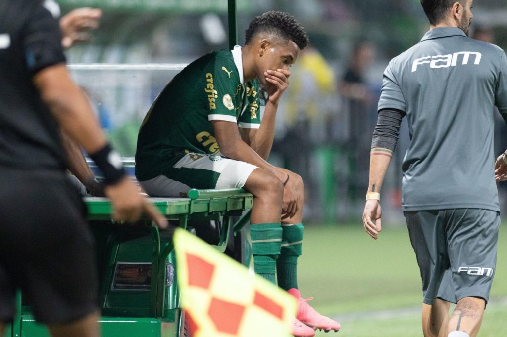 Meia Estevão sofre lesão em jogo do Palmeiras no Allianz Parque