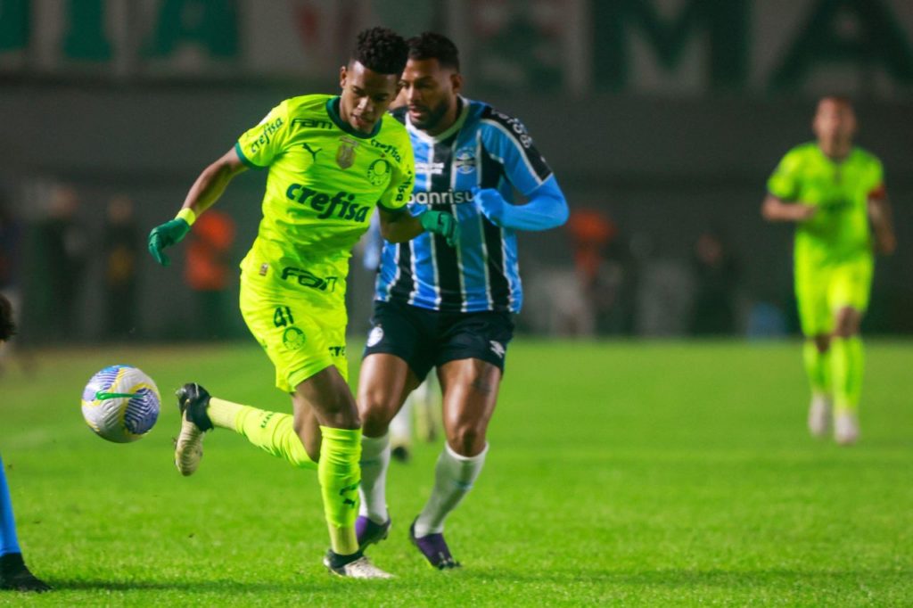 Estêvão e Reinaldo em jogo entre Palmeiras e Grêmio no estádio Centenário pelo Brasileiro