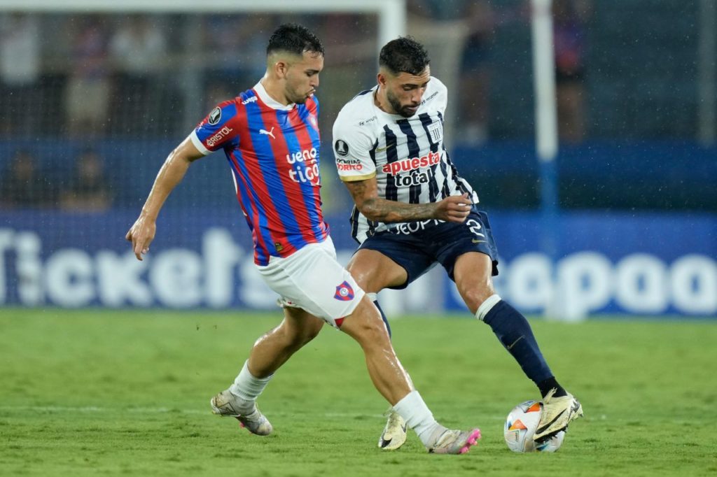 Volante Fabrizio Peralta, nova contratação do Cruzeiro, em ação pelo Cerro Porteño, do Paraguai