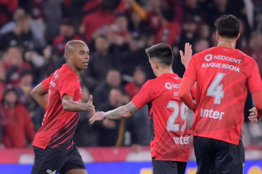 Volante Fernandinho comemora gol pelo Athletico Paranaense na Copa do Brasil